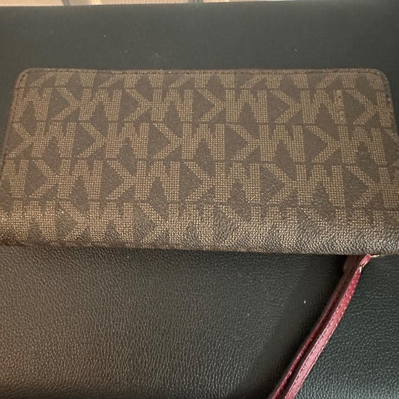 Michael Kors Wallet - Picture 2 of 3